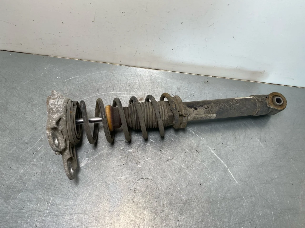 BMW I3 I01 2013-22 Amortizor tip McPherson, spate stânga vedere 2