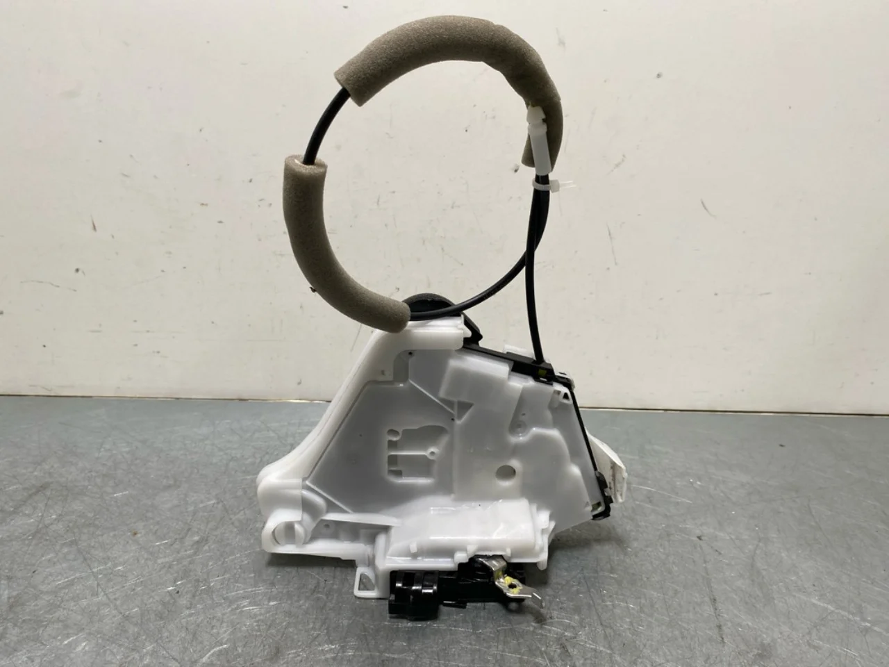 Nissan ARIYA 2021- Door lock housing view 2