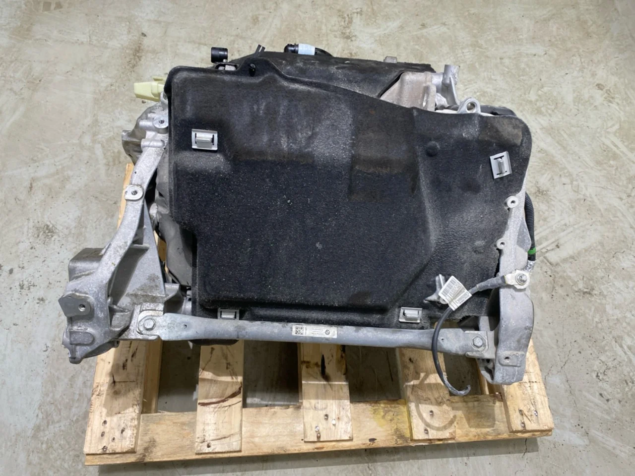 BMW IX 2022- Front electric motor view 4