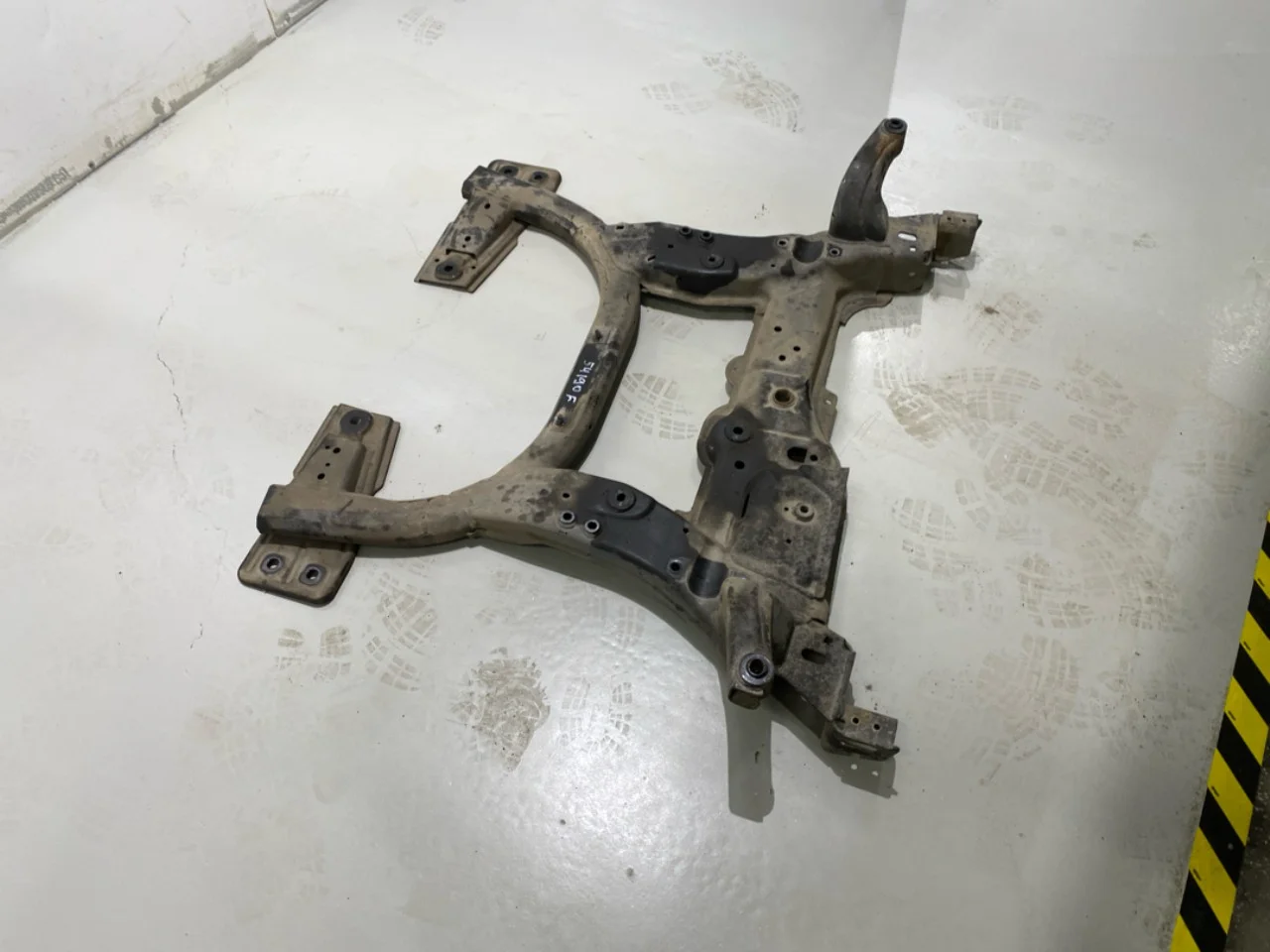 Mercedes B 180-200 W246/W242 2012-19 Első futómű merevítő (gerenda) nézet 2