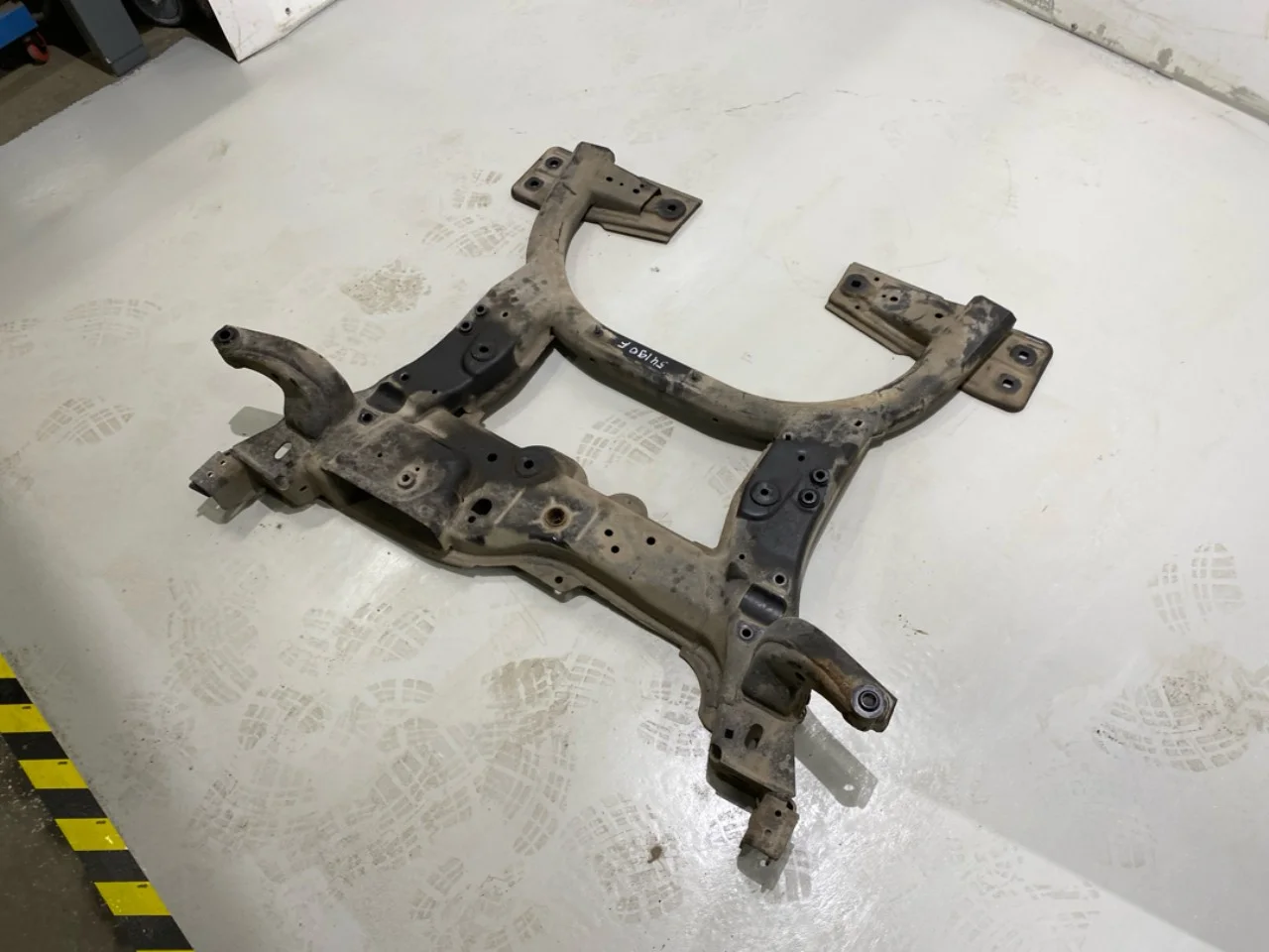Mercedes B 180-200 W246/W242 2012-19 Első futómű merevítő (gerenda) nézet 3