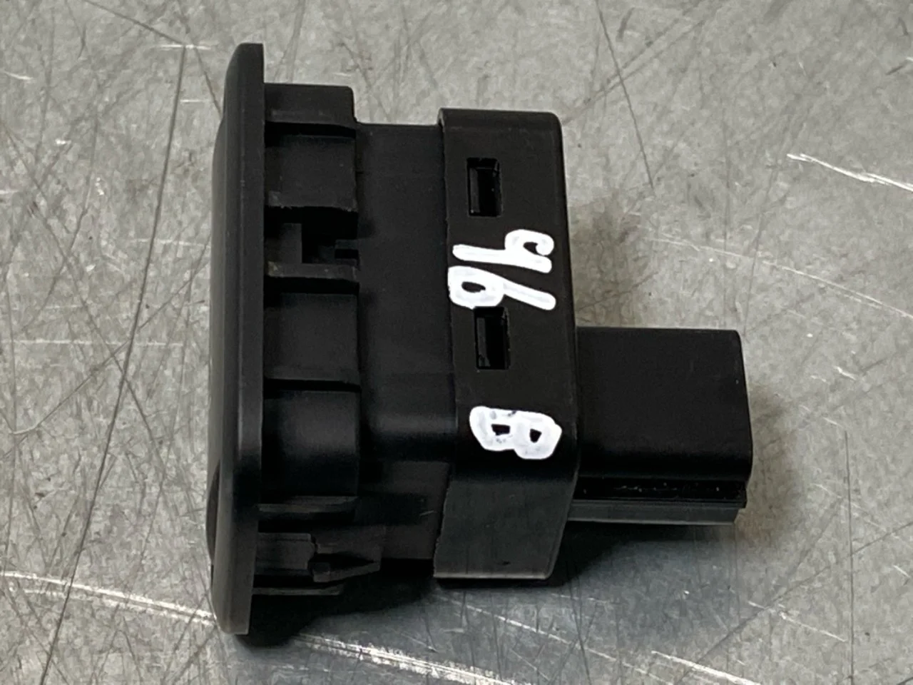 Kia EV6 2022- Tailgate switch view 2