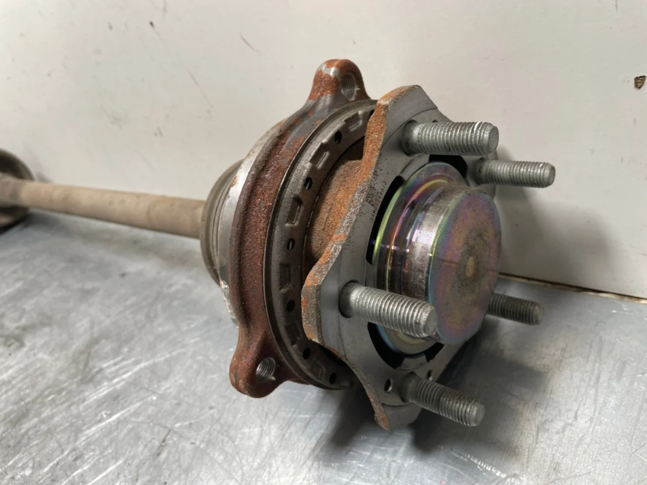 Hyundai IONIQ 6 CE 2023->> Rear left driveshaft view 3