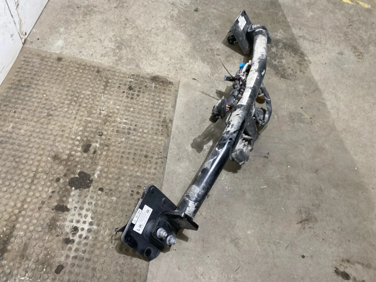 Mercedes EQS V297 2022- Tow bar view 2