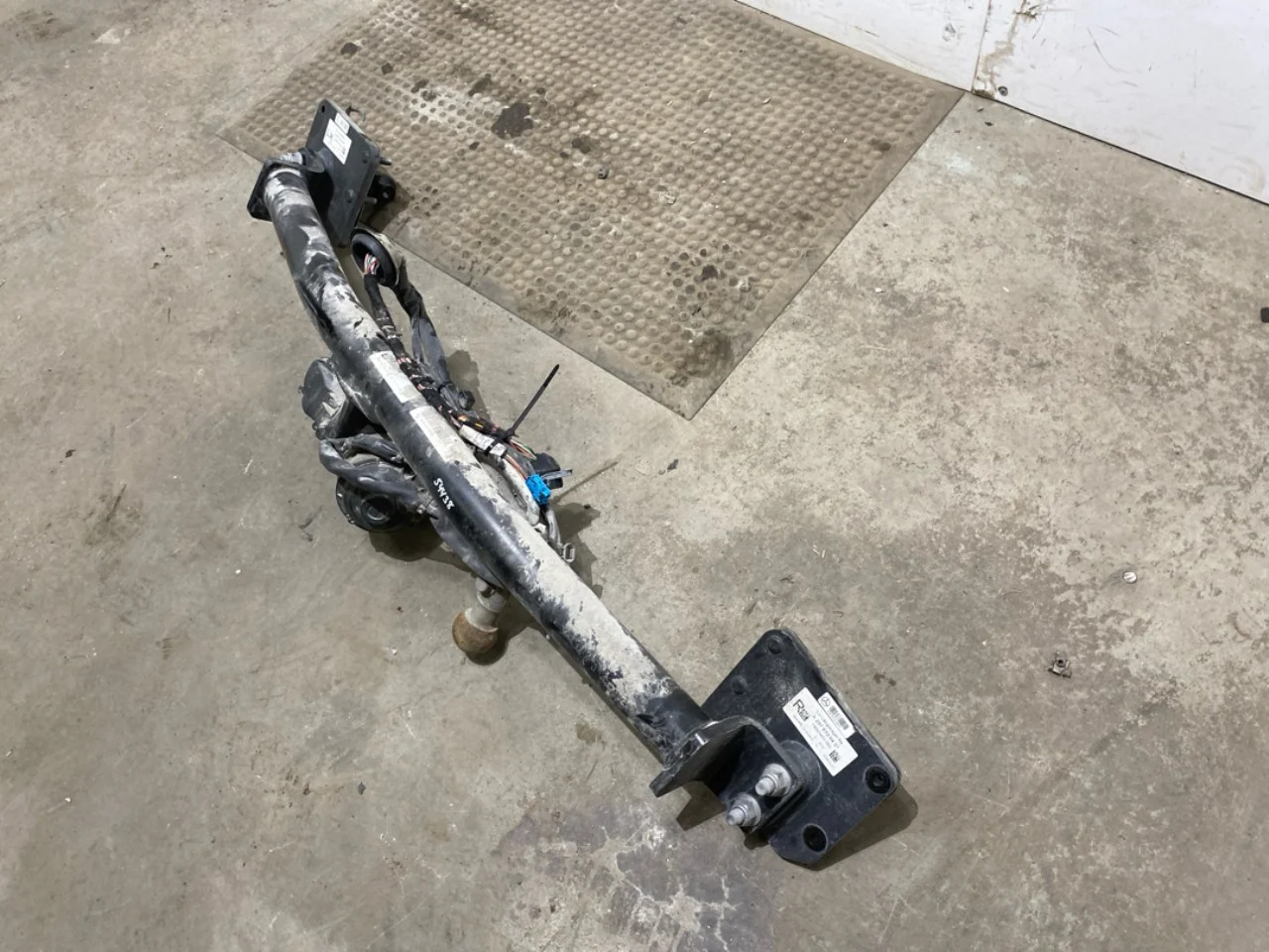 Mercedes EQS V297 2022- Tow bar view 3