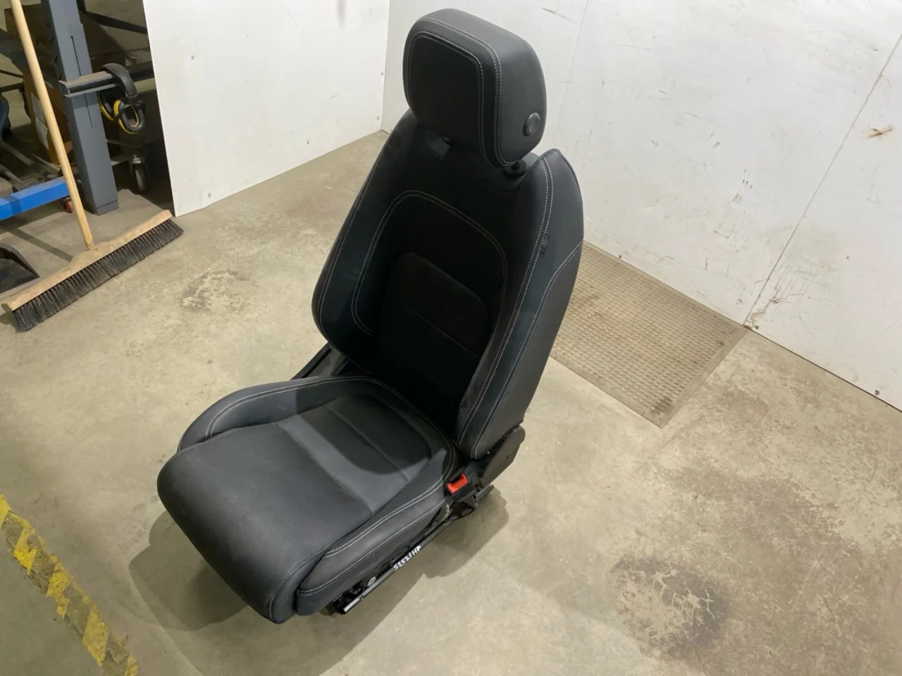 Jaguar I-PACE 2018- Front seat, right view 2