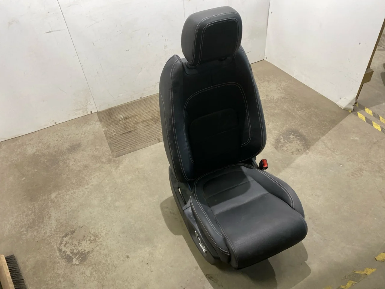 Jaguar I-PACE 2018- Front seat, right view 3