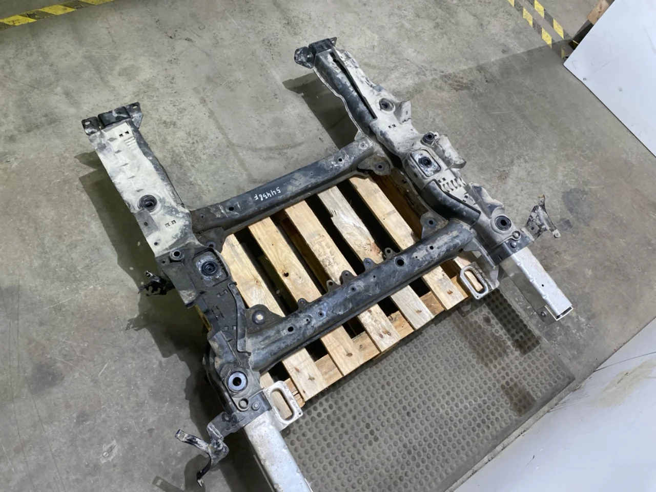 Mercedes EQS V297 2022- Front subframe view 4