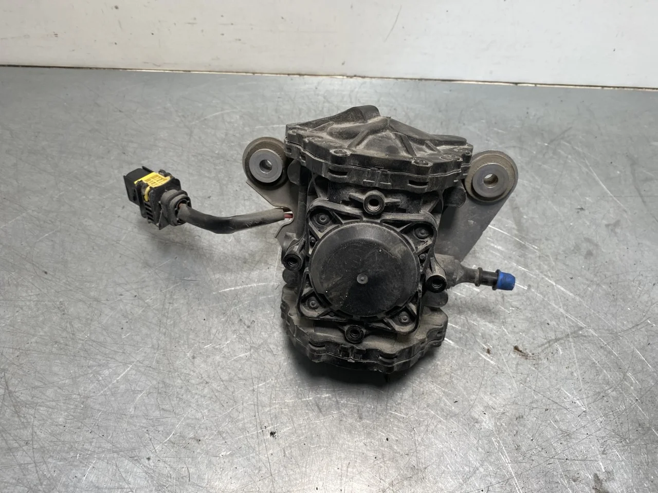 Mercedes B 180-200 W246/W242 2012-19 Vacuum pump view 4