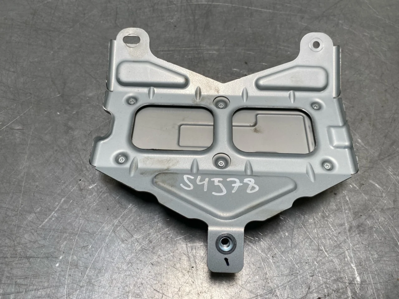 Tesla MODEL Y 2021- Antenna amplifier view 2