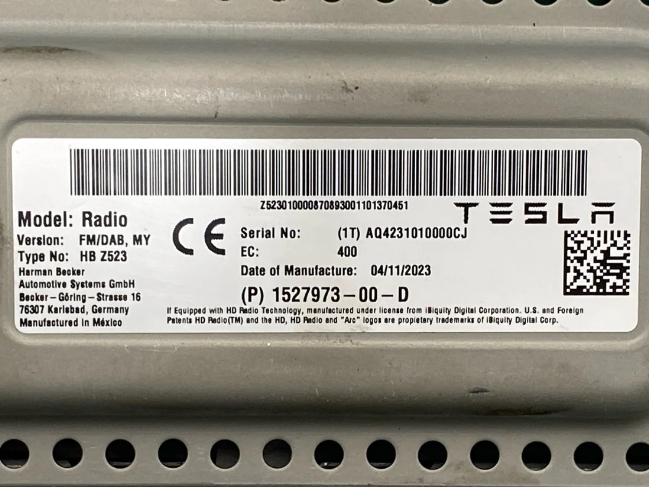 Tesla MODEL Y 2021- Antenna amplifier view 3