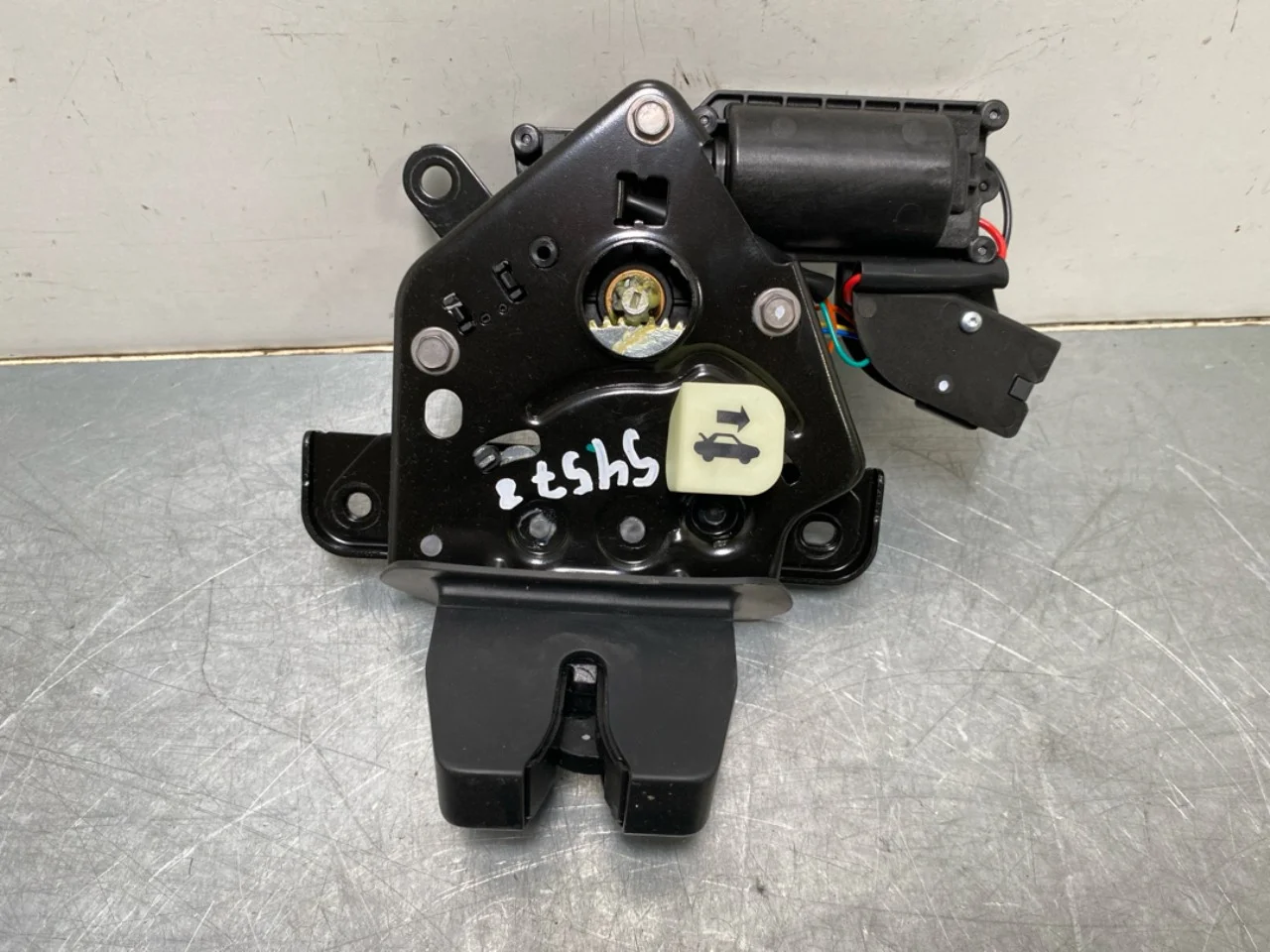 Tesla MODEL Y 2021- Tailgate lock