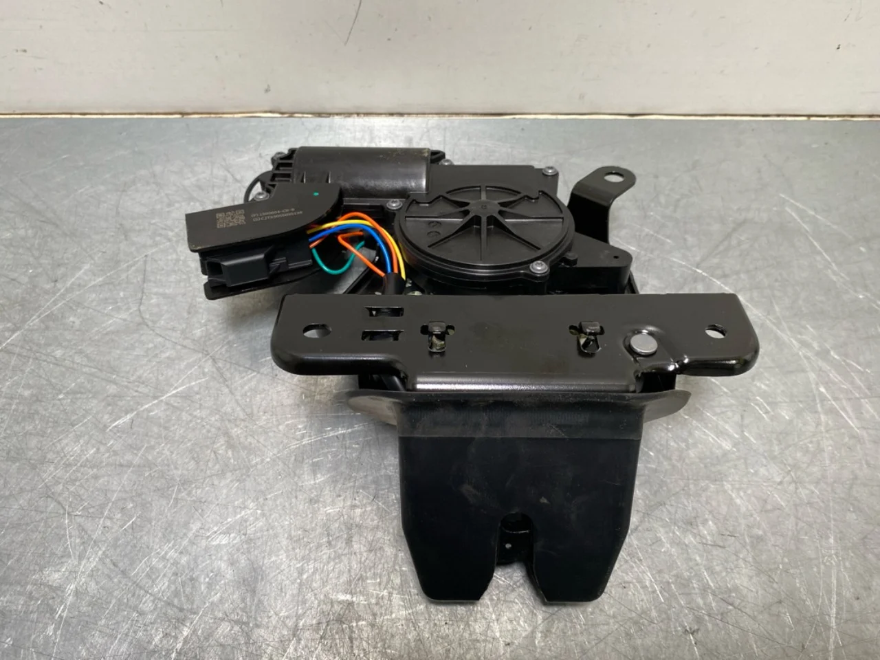 Tesla MODEL Y 2021- Tailgate lock view 2