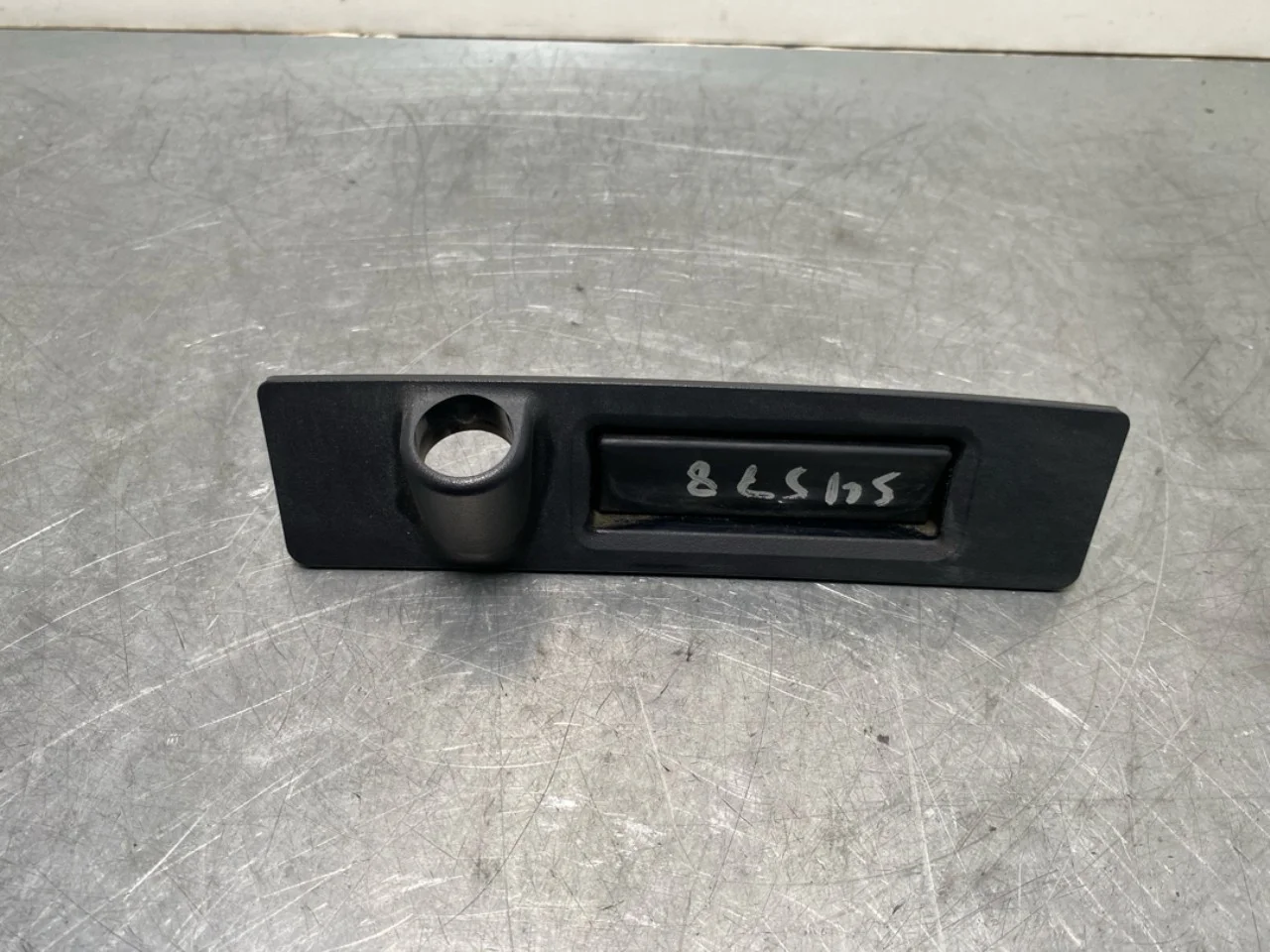 Tesla MODEL Y 2021- Tailgate exterior handle