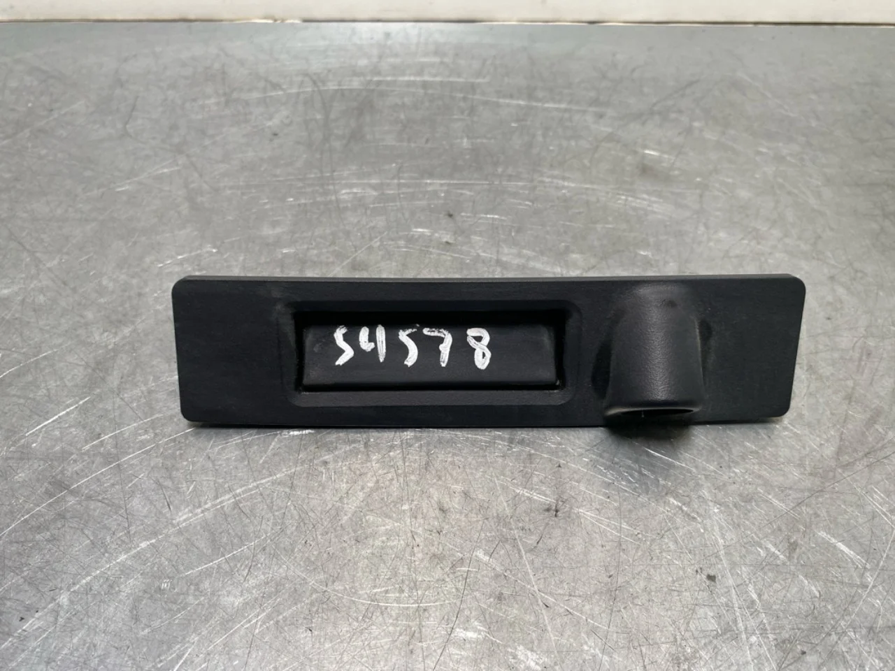 Tesla MODEL Y 2021- Tailgate exterior handle view 2