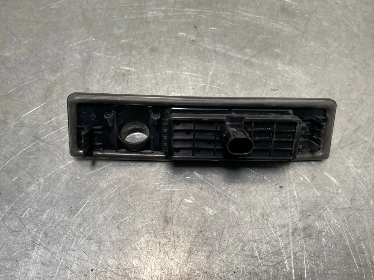 Tesla MODEL Y 2021- Tailgate exterior handle view 3