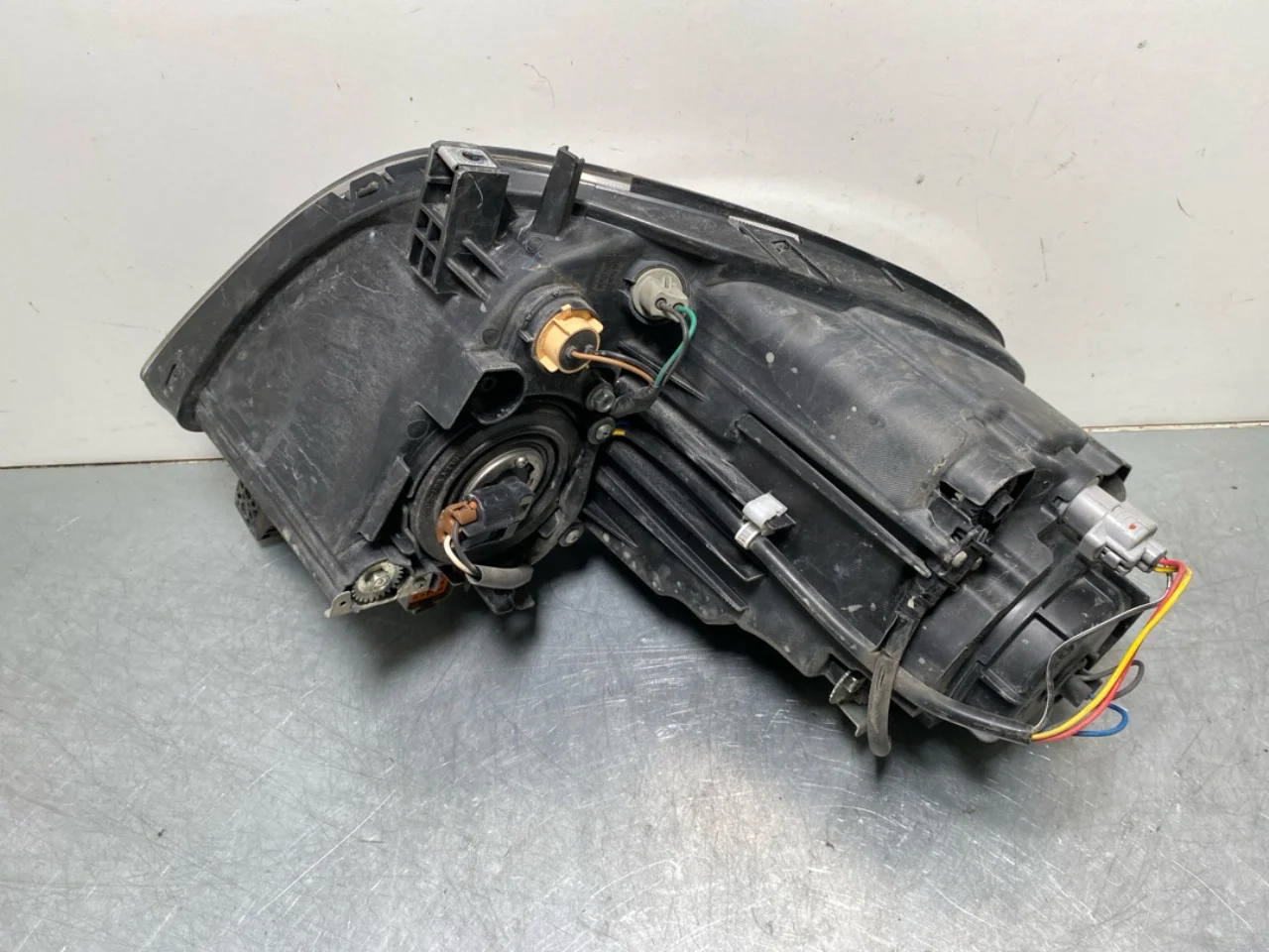 Citroen C-ZERO Left headlight view 2