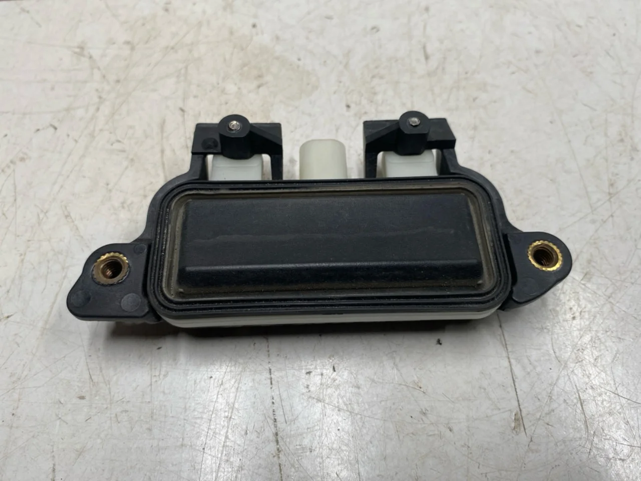 Tesla MODEL S 2013- Tailgate exterior handle view 2