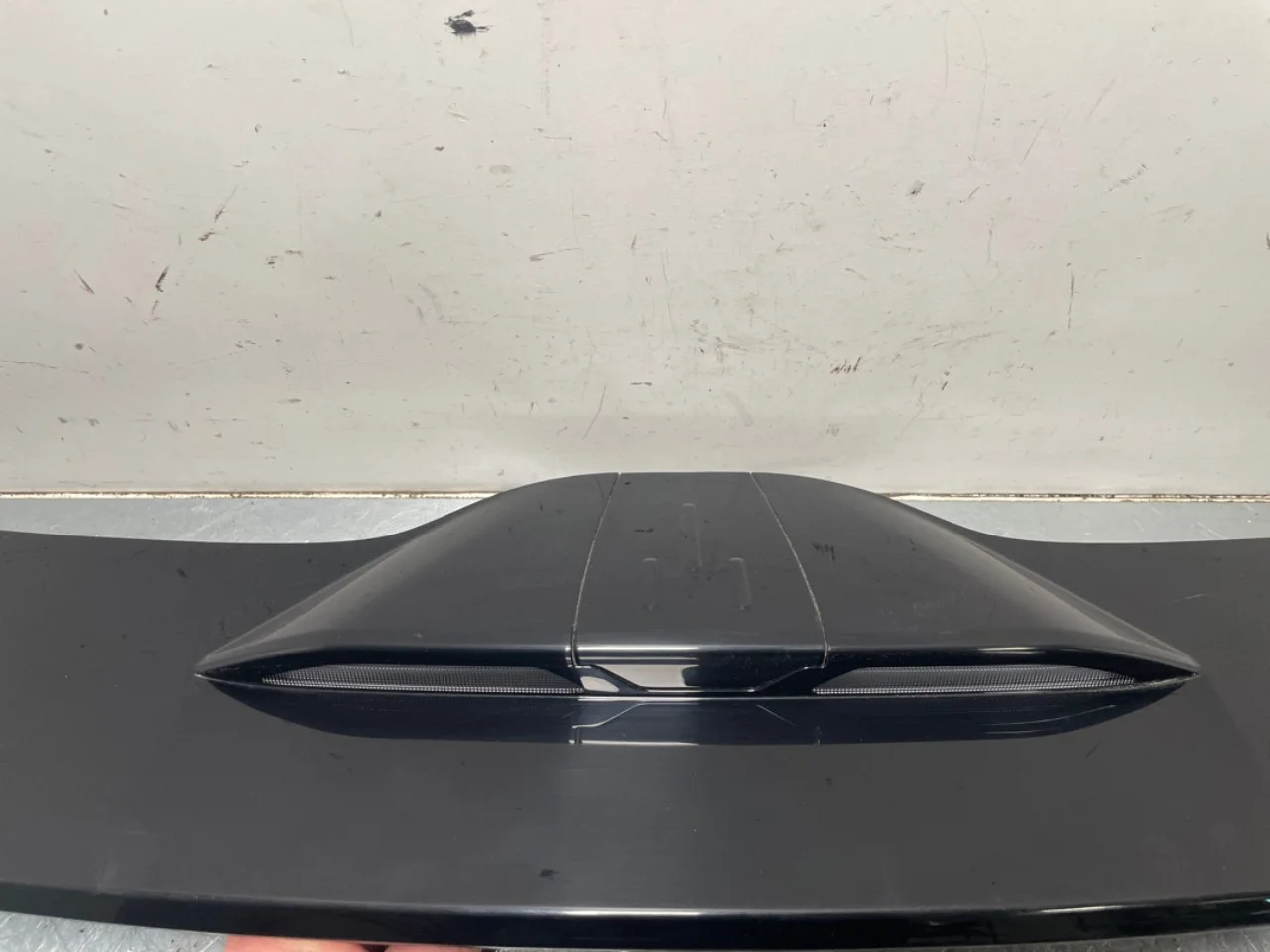 Rear spoiler view 2