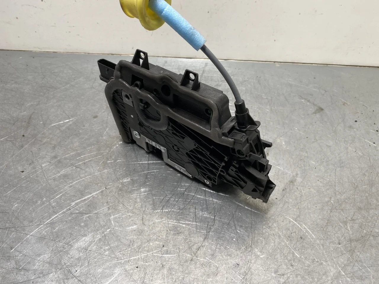 BMW IX 2022- Door lock housing view 2