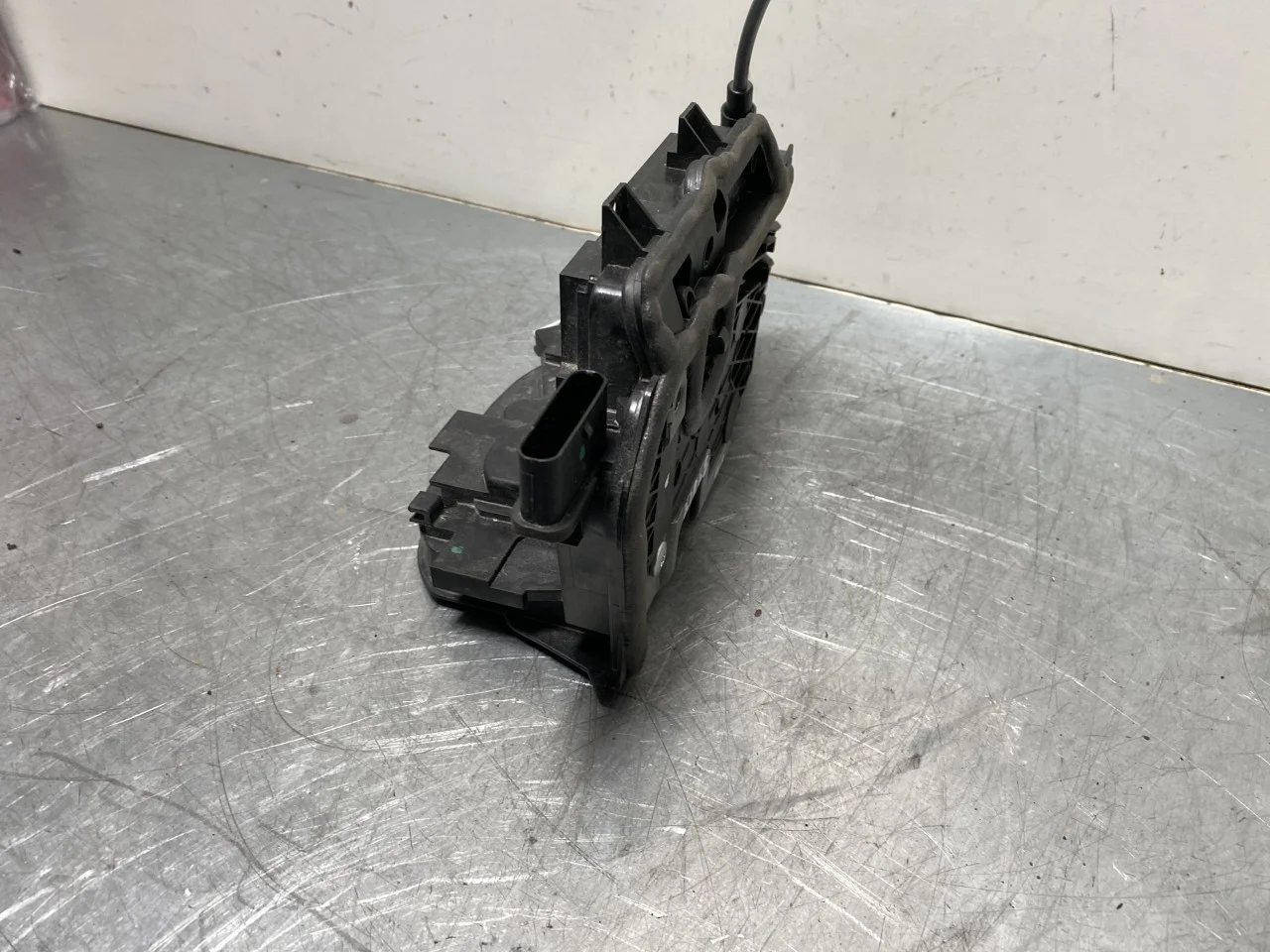BMW IX 2022- Door lock housing view 3