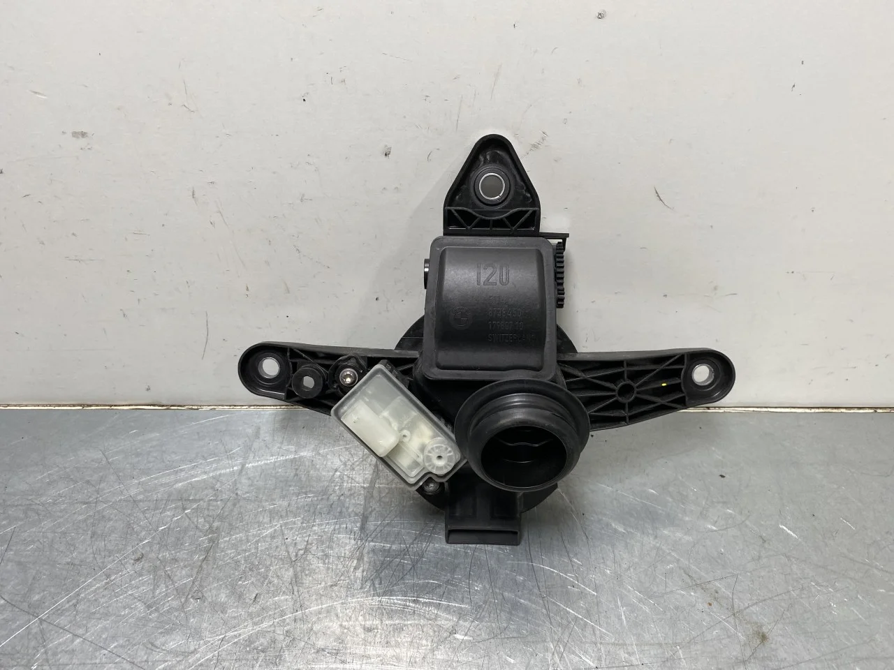 BMW IX 2022- Emblem view 4