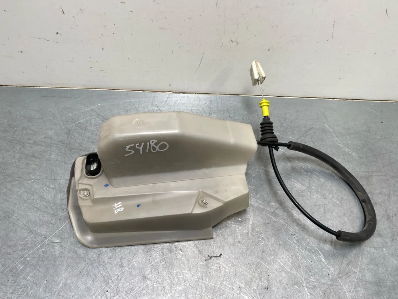 Tesla MODEL Y 2021- Door lock housing view 2