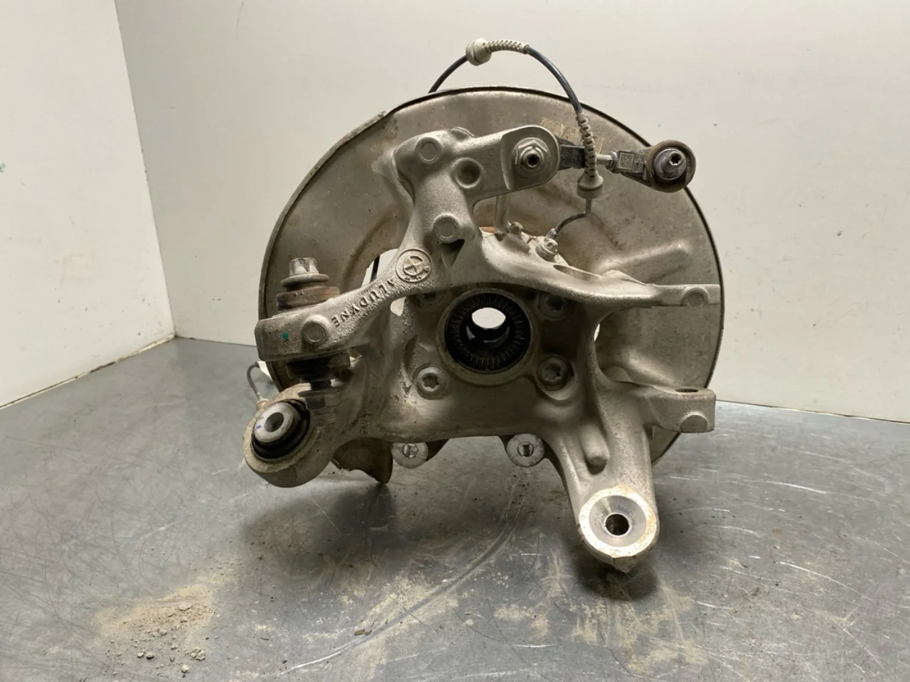 BMW IX 2022- Stub axle carrier, left rear view 2