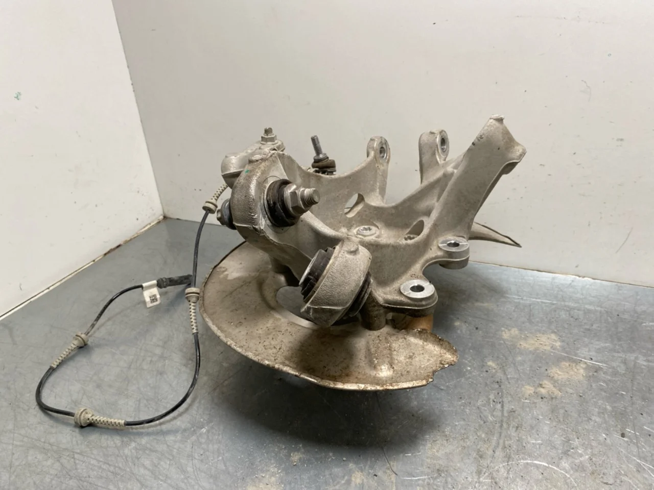 BMW IX 2022- Stub axle carrier, left rear view 3