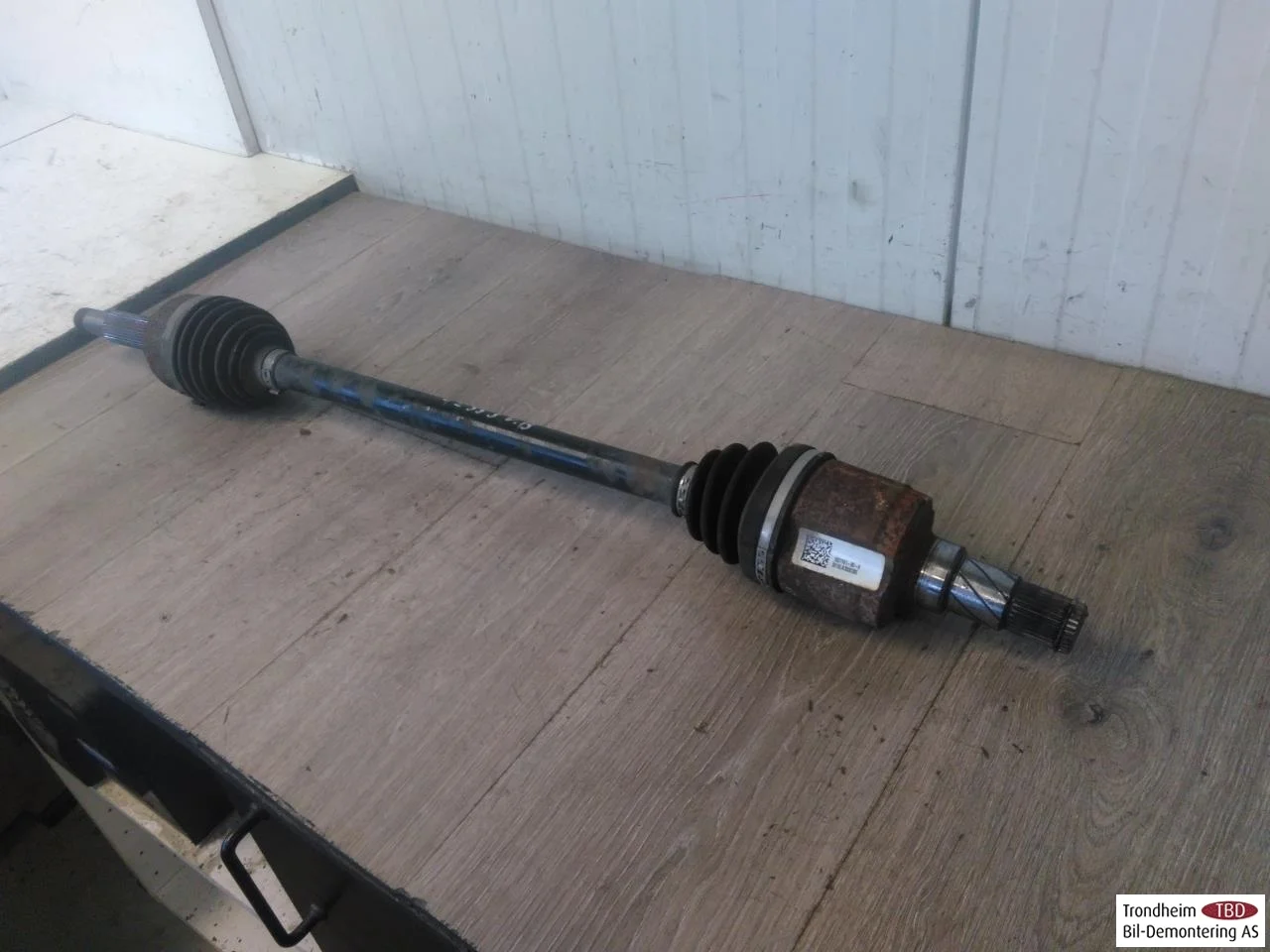 Tesla MODEL X 2016- Rear left driveshaft view 2