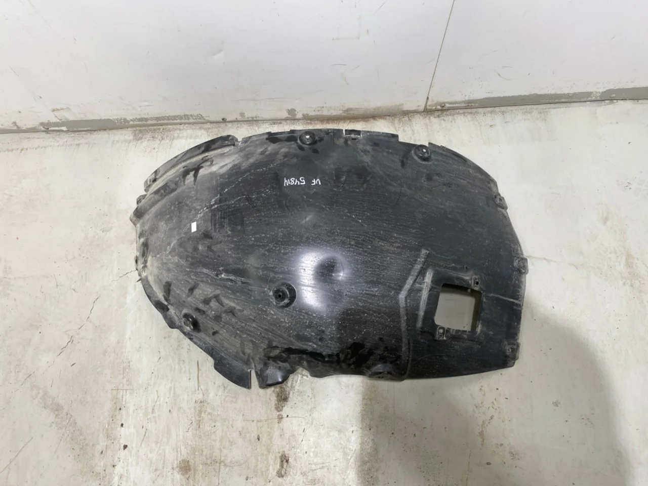 BMW IX 2022- Inner fender liner view 2