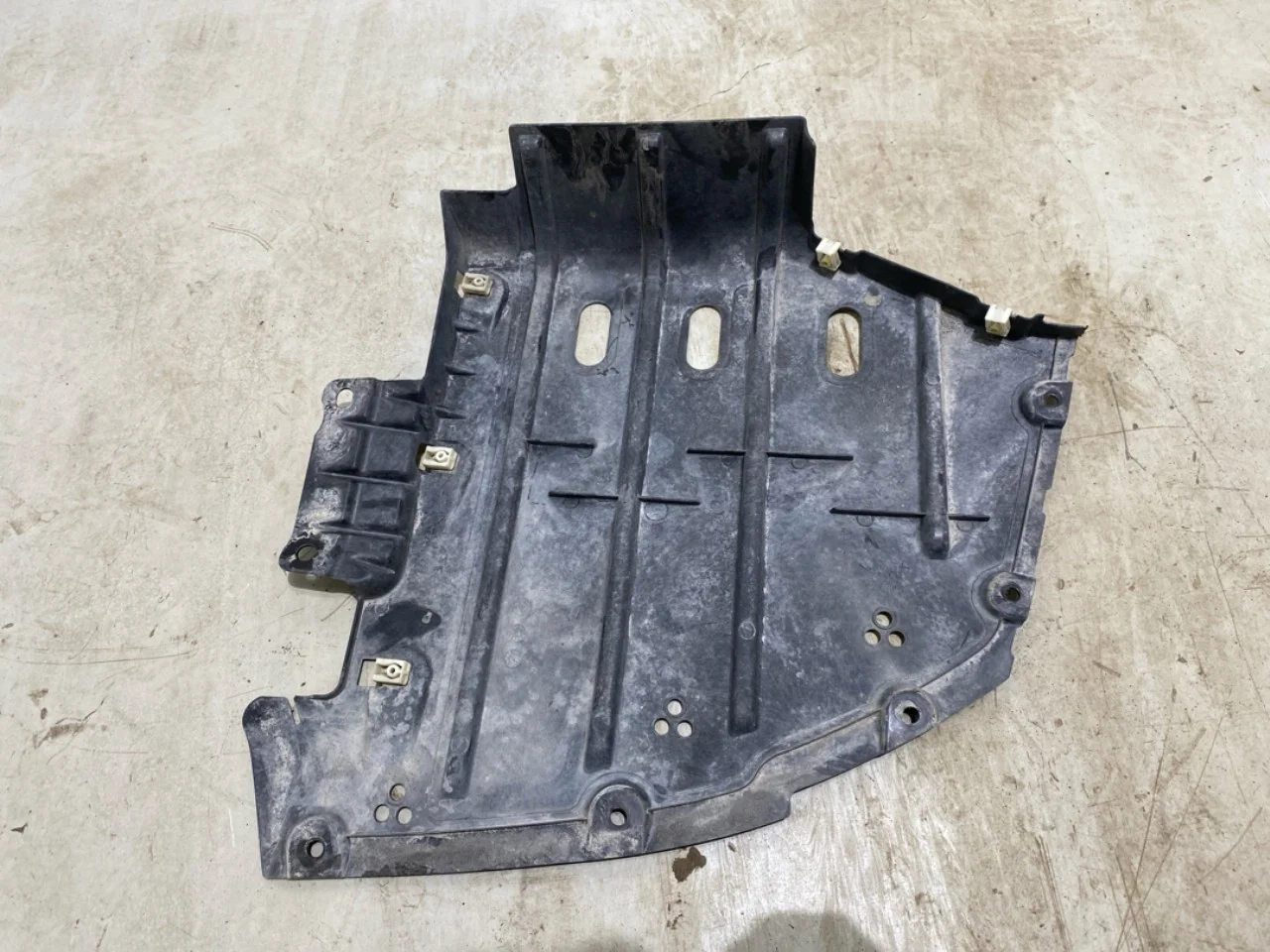 BMW IX 2022- Inner fender liner view 2