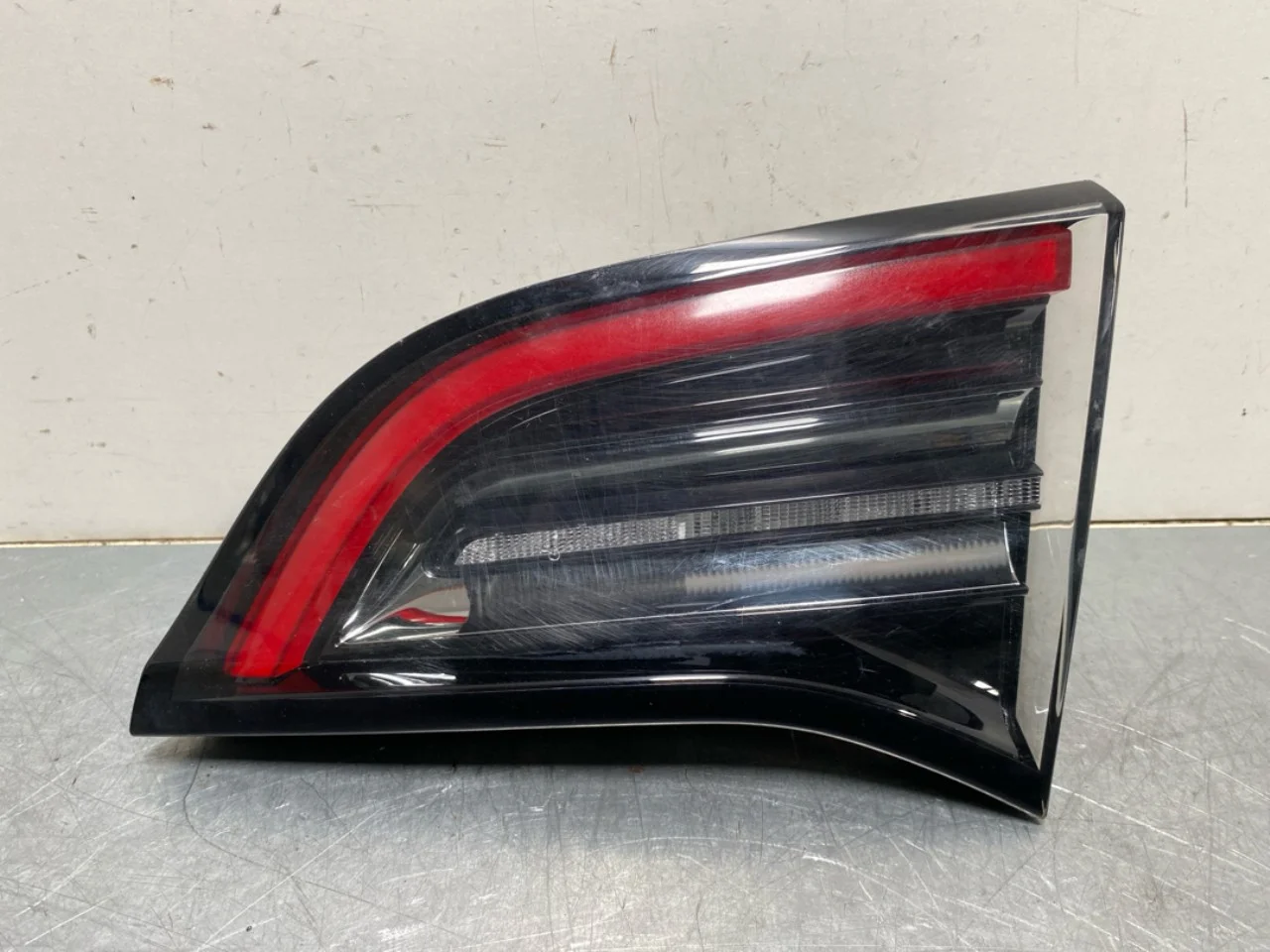 Tesla MODEL Y 2021- Lampă spate dreapta pe hayon, interioară