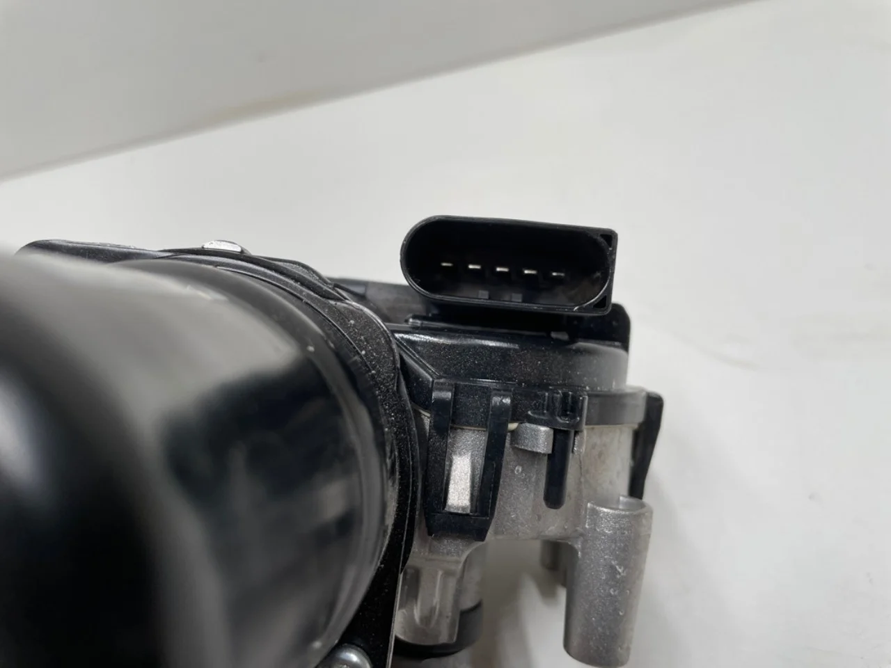 BMW IX 2022- Windshield wiper motor view 3
