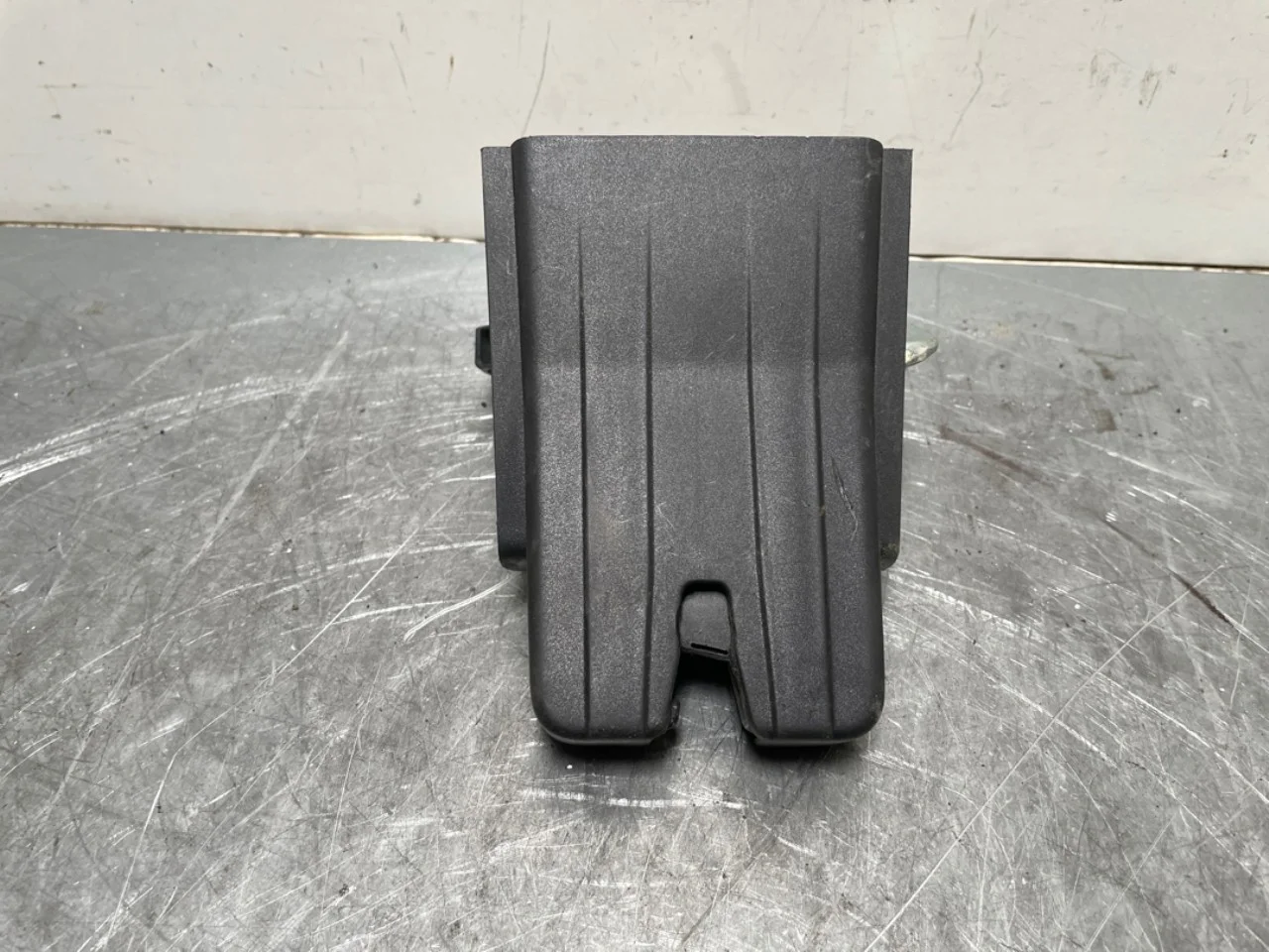 Volkswagen ID BUZZ/CARGO 2022- Tailgate lock view 2