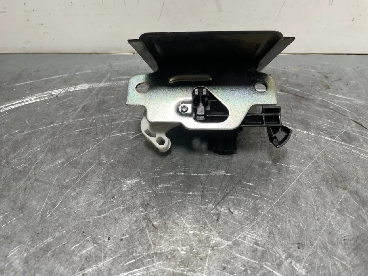 Volkswagen ID BUZZ/CARGO 2022- Tailgate lock view 3