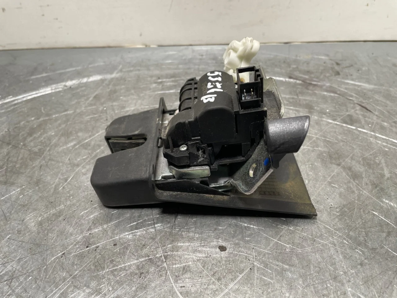 Volkswagen ID BUZZ/CARGO 2022- Tailgate lock view 4