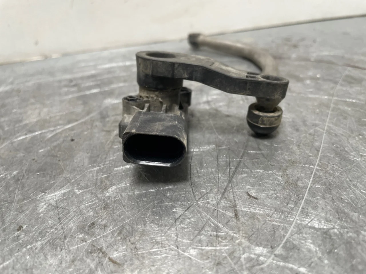 Volkswagen ID BUZZ/CARGO 2022- Level control / air suspension sensor view 3