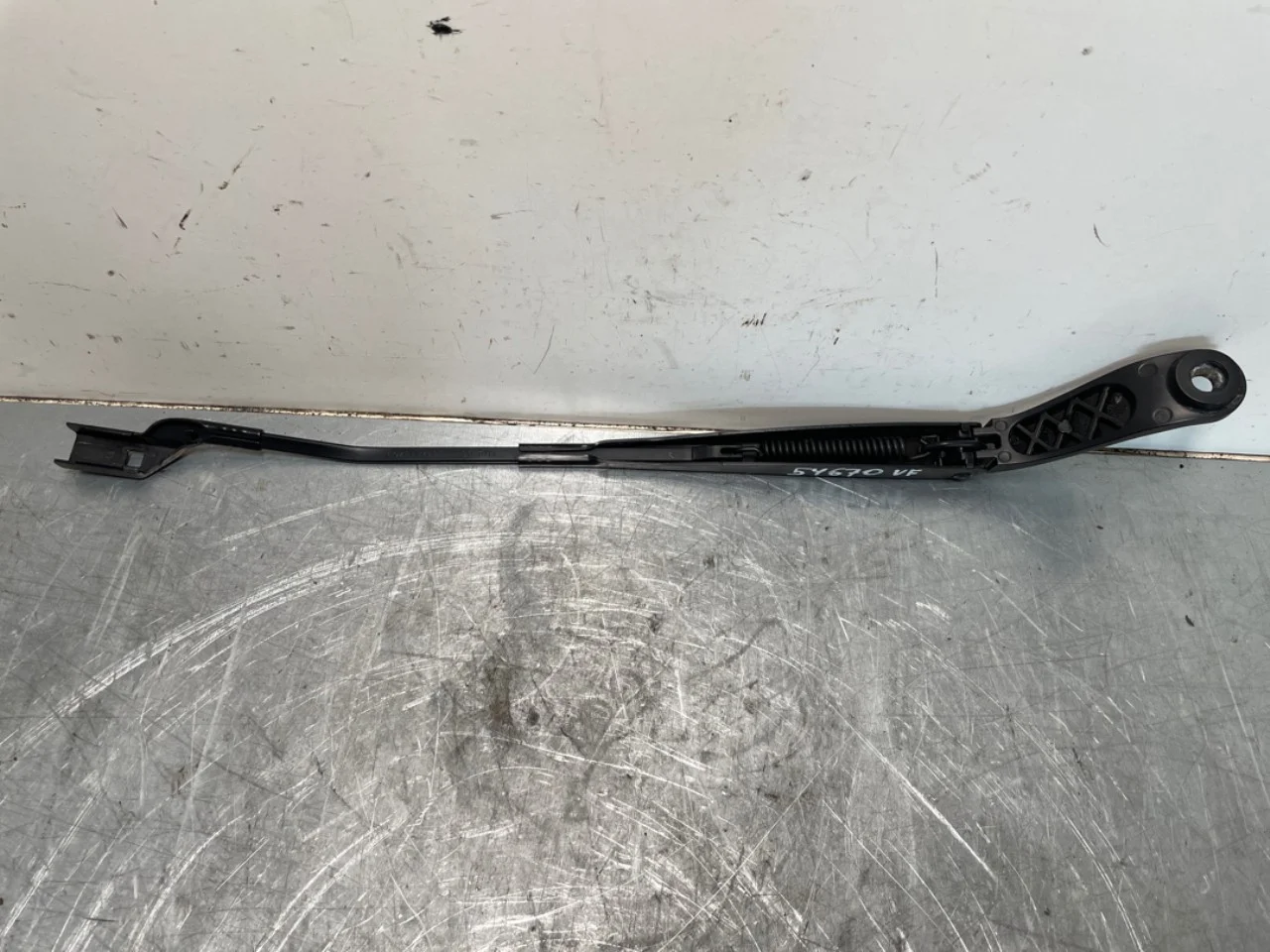 Windshield wiper arm(s) view 3
