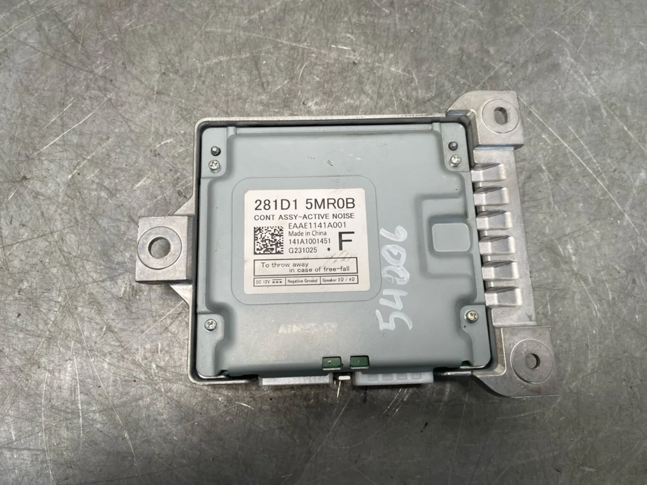 Nissan ARIYA 2021- Radio / hi-fi amplifier view 2