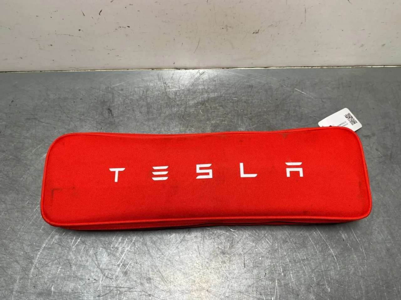 Tesla MODEL Y 2021- Egyéb belső berendezés