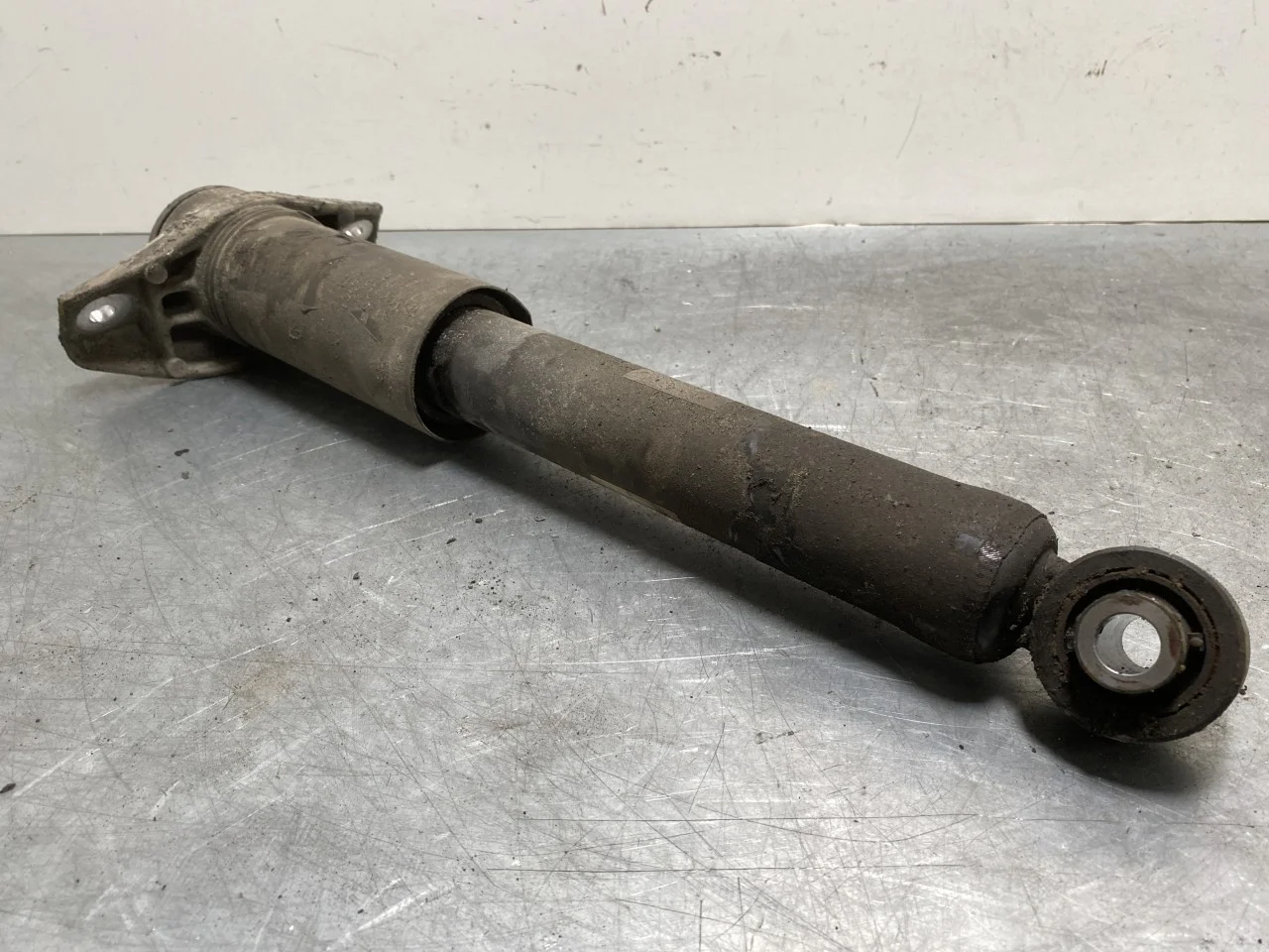 Nissan ARIYA 2021- Shock absorber, rear view 4