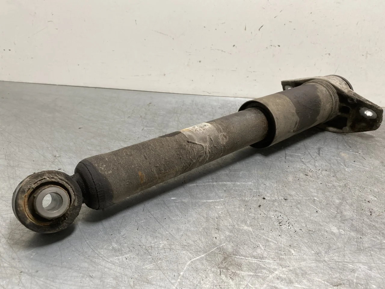 Nissan ARIYA 2021- Shock absorber, rear view 2