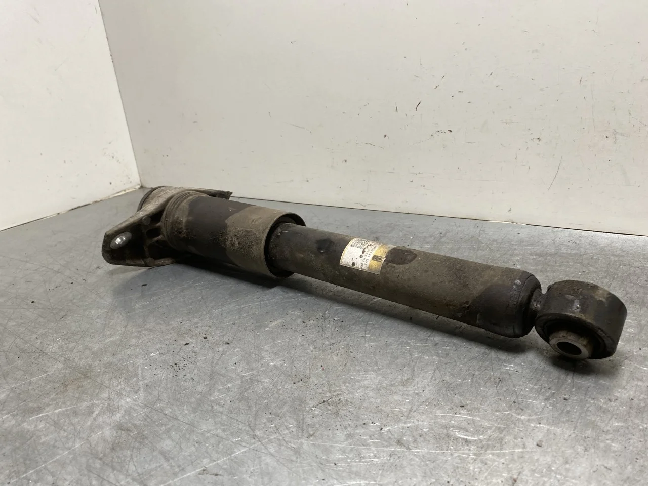 Nissan ARIYA 2021- Shock absorber, rear view 3