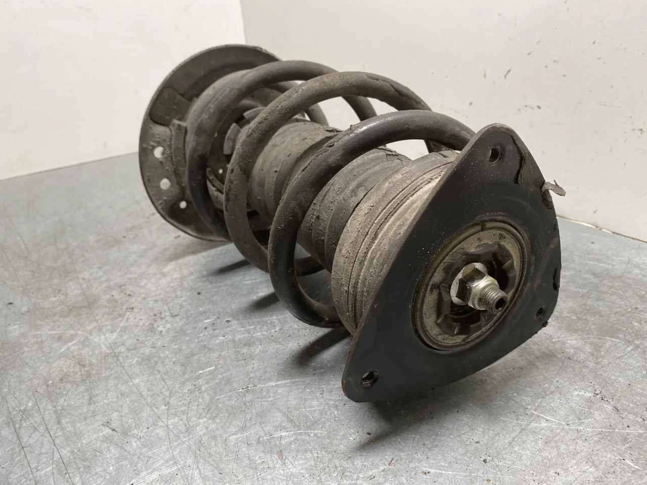 Nissan ARIYA 2021- Strut assembly, front right view 2