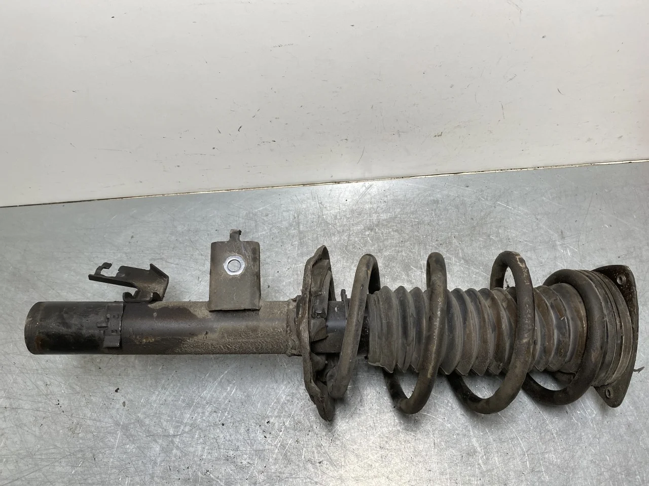 Nissan ARIYA 2021- Strut assembly, front right view 4