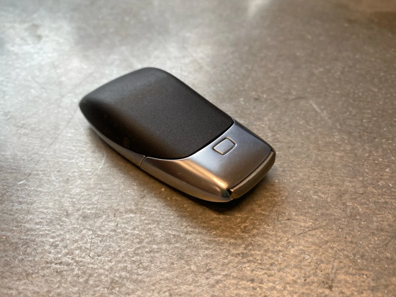 Mercedes EQC 2020- Remote control, central locking / alarm view 4