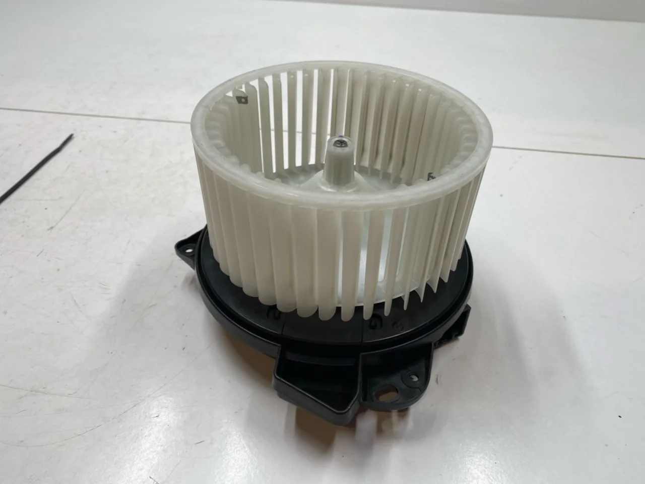 Tesla MODEL Y 2021- Motor ventilator încălzire vedere 2