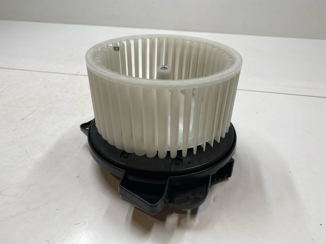 Tesla MODEL Y 2021- Motor ventilator încălzire vedere 3