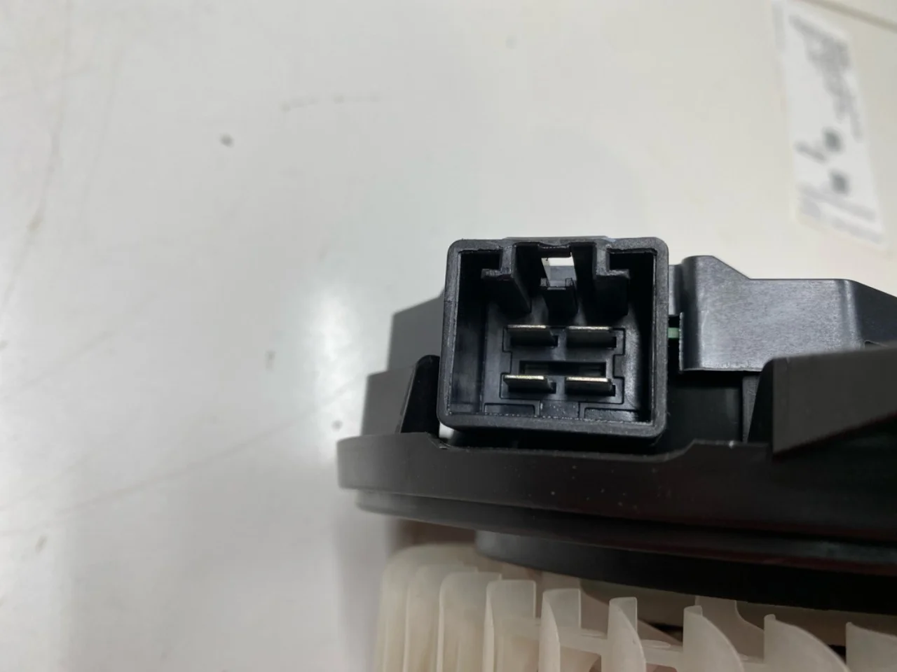 Tesla MODEL Y 2021- Motor ventilator încălzire vedere 4